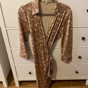 Beautiful Size 10 Tan and Purple DVF Jeanne Dress